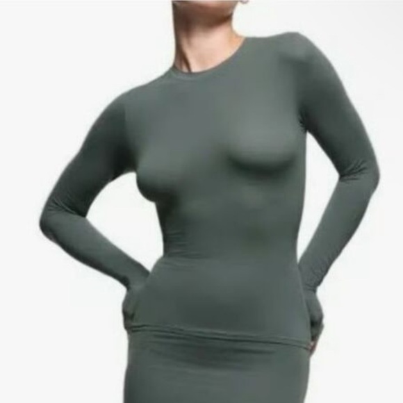 SKIMS FITS EVERYBODY LONG SLEEVE T SHIRT IN DEEP SEA 2X - Picture 3 of 5